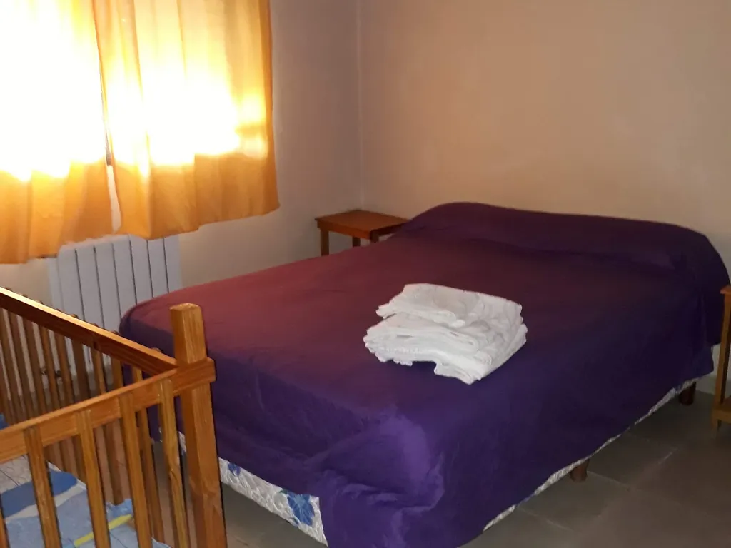 Dormitorio con cama matrimonial y cuna, Atardeceres de la Costanera, Mina Clavero