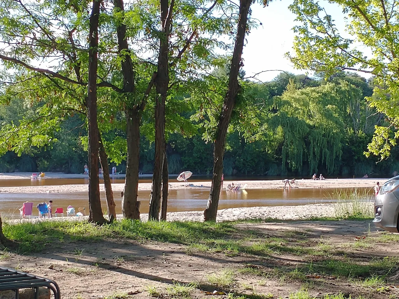 La bajada al río Los Sauces, con sombra y playa de arena