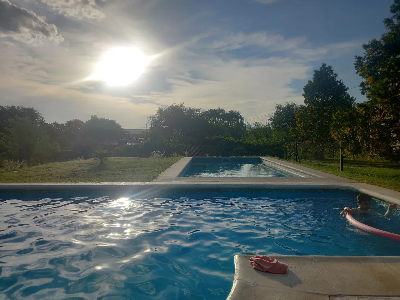 El sol de la tarde sobre la pileta